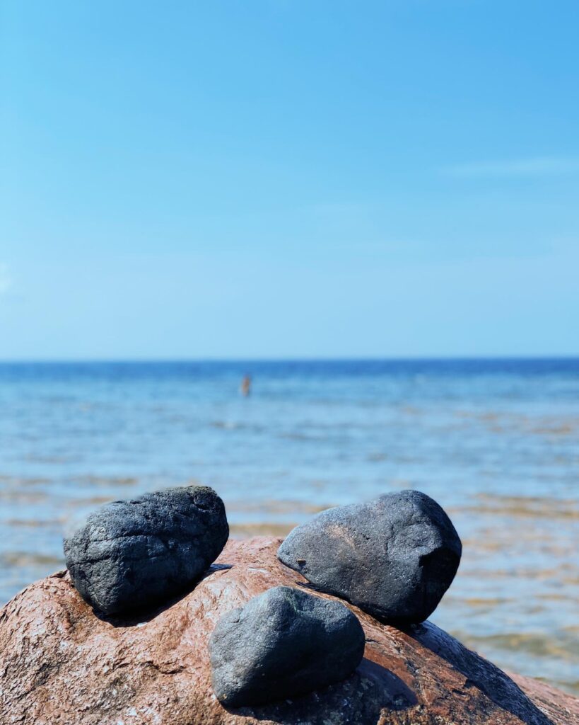 Find the "Three black stones" game by JakSam