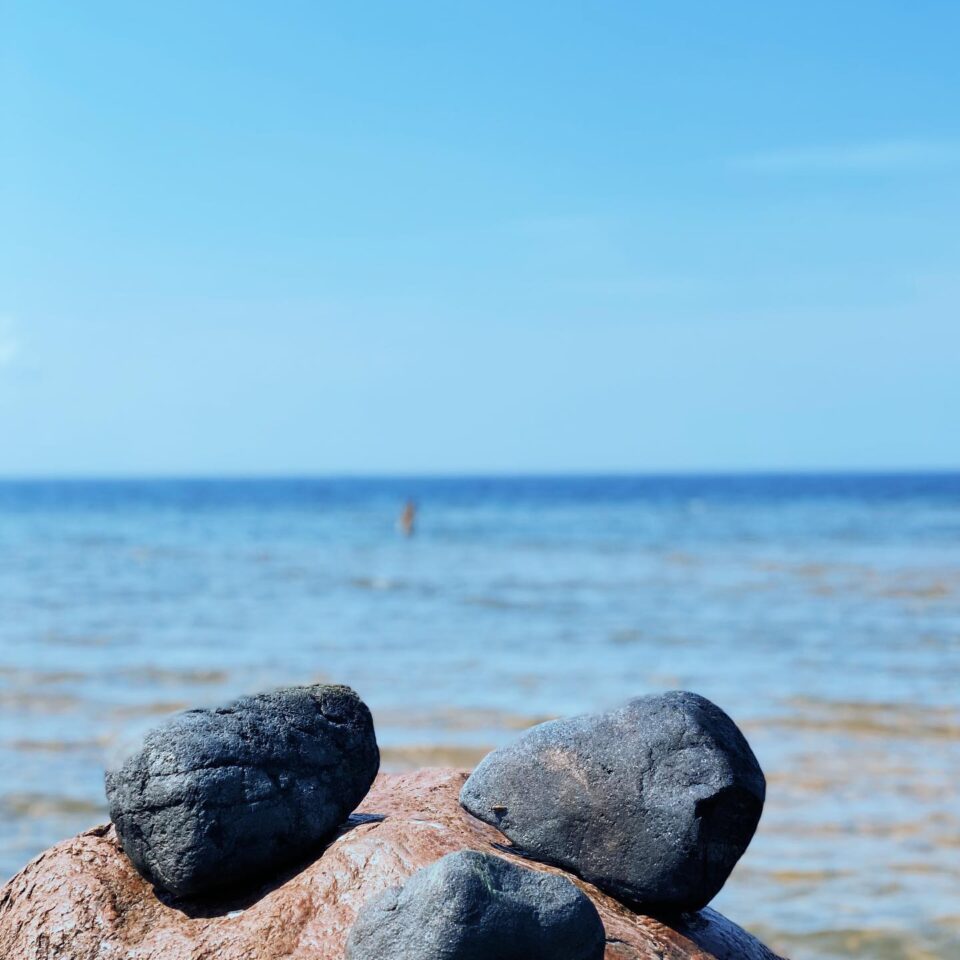 Find the "Three black stones" game by JakSam