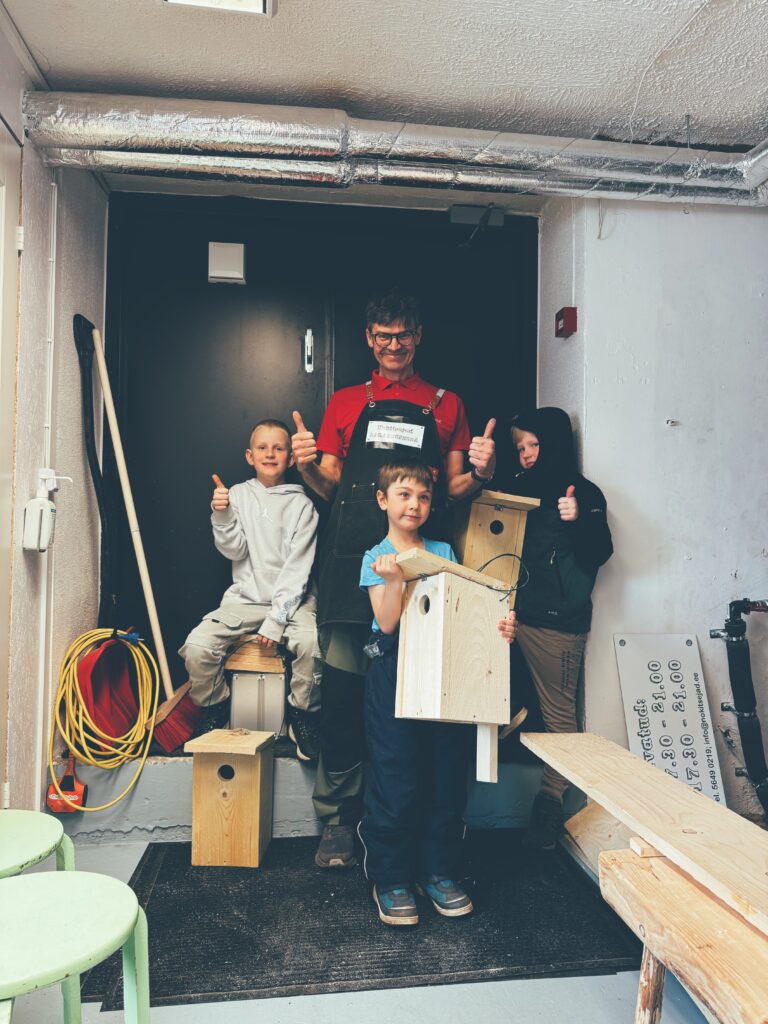 Fun to build a birdhouse with good company who met at Nokitsejad Paranduskoda