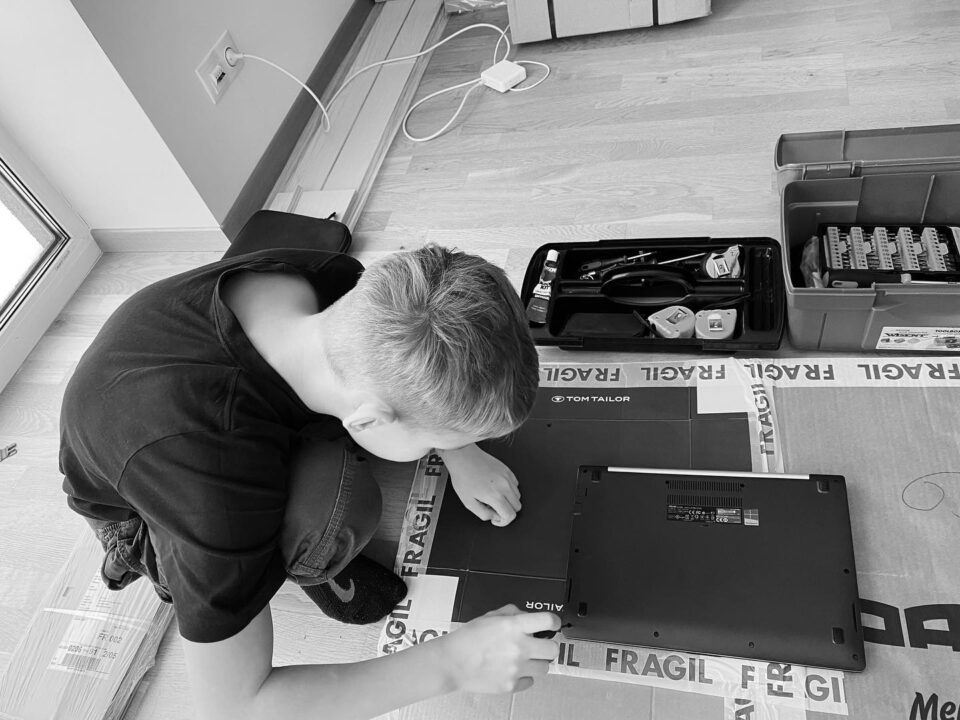 ASUS had no security screws