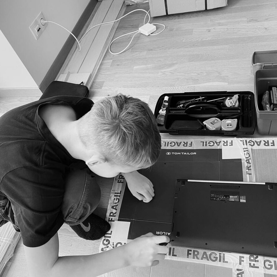 ASUS had no security screws