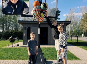 19 balls in a basketball hoop at once